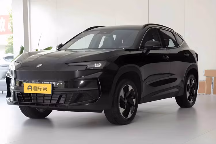 Tựa tay trung tâm phía sau có giá để cốc, hệ thống âm thanh Sony 9 loa, đèn viền 64 màu, nhận dạng khuôn mặt, theo dõi tình trạng mệt mỏi của người lái, theo dõi điểm mù, cảnh báo mở cửa, hỗ trợ chuyển làn đường, máy ghi hình khi lái xe và radar đỗ xe phía trước, v.v. Xe còn có 32 ngăn chứa đồ.