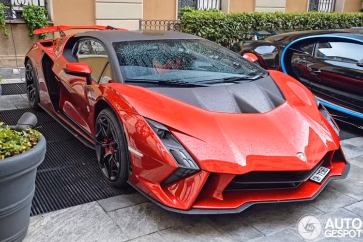 Mới đây, siêu xe Lamborghini Invencible động cơ V12 đã vô tình bị bắt gặp khi đeo biển Thụy Sĩ xuất hiện trên đường phố Milan (Italy). Được biết, siêu xe này thuộc sở hữu của Hussein Musallam, một nhà sưu tập xe người Saudi Arabia.