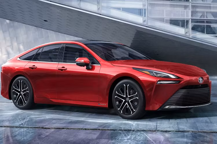 Được trang bị gói an toàn chủ động Toyota Safety Sense 3.0 mới nhất, Mirai 2024 sẽ có hệ thống cảnh báo tiền va chạm, cũng như khả năng phát hiện người đi bộ và người đi xe đạp, cảnh báo phương tiện cắt ngang, cảnh báo chệch làn đường và hỗ trợ chuyển làn.