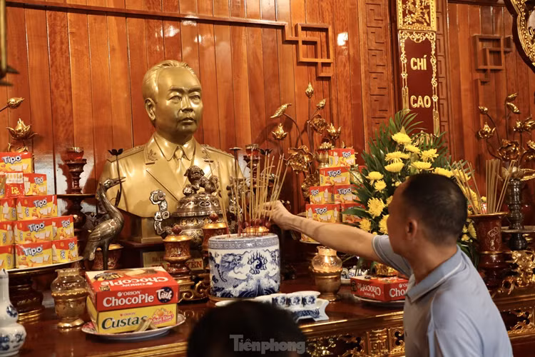 Cũng tại khu di tích Sở Chỉ huy Chiến dịch Điện Biên Phủ có một khu vực thờ tự Đại tướng Võ Nguyên Giáp.