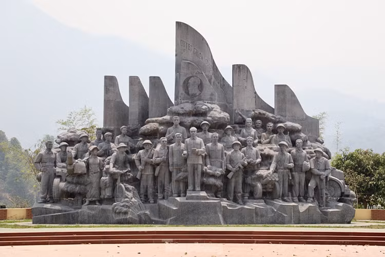 Tượng đài Chiến thắng Điện Biên Phủ tại xã Mường Phăng.