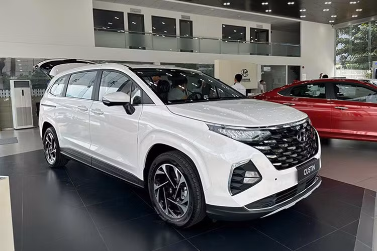Cảm biến áp suất lốp, hỗ trợ giữ làn đường LFA, phòng tránh va chạm trước FCA, hệ thống điều khiển hành trình thông minh Smart Cruise Control và cảnh báo người lái mất tập trung DAW.