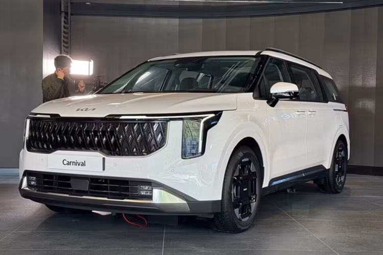 Ông Roland Rivero, Giám đốc của Kia Australia, khẳng định Kia Carnival phiên bản hybrid sẽ sớm xuất hiện tại thị trường ôtô xứ chuột túi.