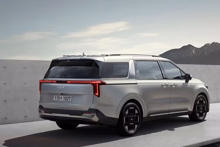 Ở các phiên bản cao cấp, khoang lái của Kia Carnival sẽ sở hữu màn hình kép dạng cong kích thước 12,3 inch, trải dài từ phía sau vô lăng đến giữa táp-lô.