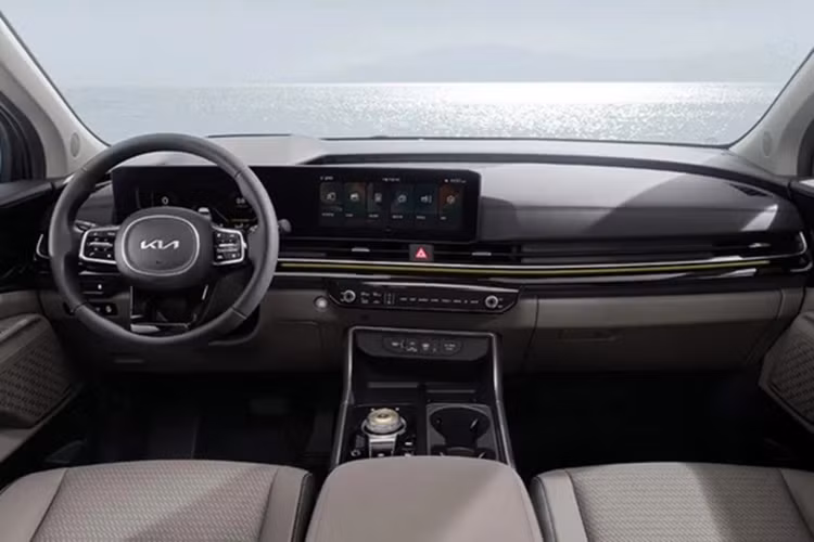 Hiện, thời gian ra mắt chính xác của Kia Carnival phiên bản hybrid vẫn chưa được xác nhận. Tuy nhiên, Kia tiết lộ phiên bản này sẽ được trình làng trong vòng vài tháng sau khi phiên bản động cơ xăng và động cơ diesel tăng áp V6 của Kia Carnival có mặt tại các showroom, dự kiến vào tháng 3 sắp tới.