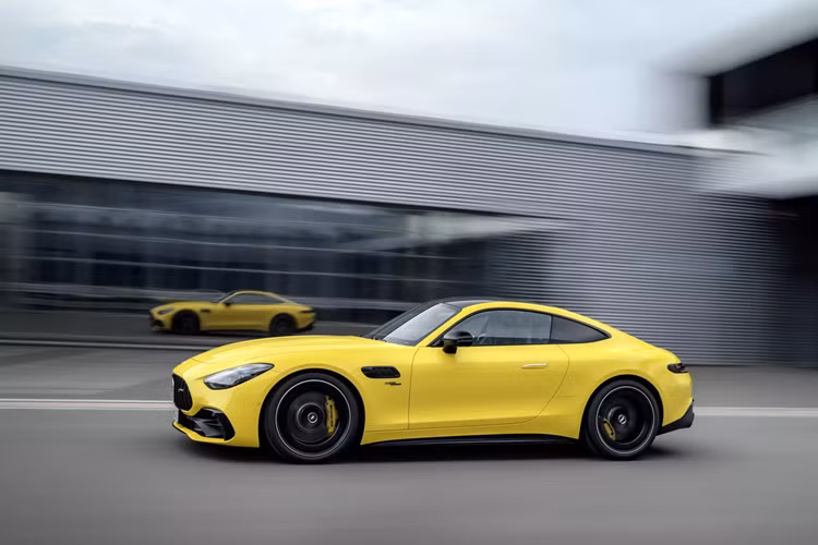 Cụ thể, mức giá xe Mercedes-Benz AMG GT 43 tại thị trường Mỹ khởi điểm ở mức từ 105.900 USD, tăng lên 107.050 USD với phí vận chuyển và xử lý là 1.150 Đô, từ đây biến chiếc xe trở thành một trong những chiếc xe có trang bị động cơ 4 xi-lanh đắt nhất trên thị trường.