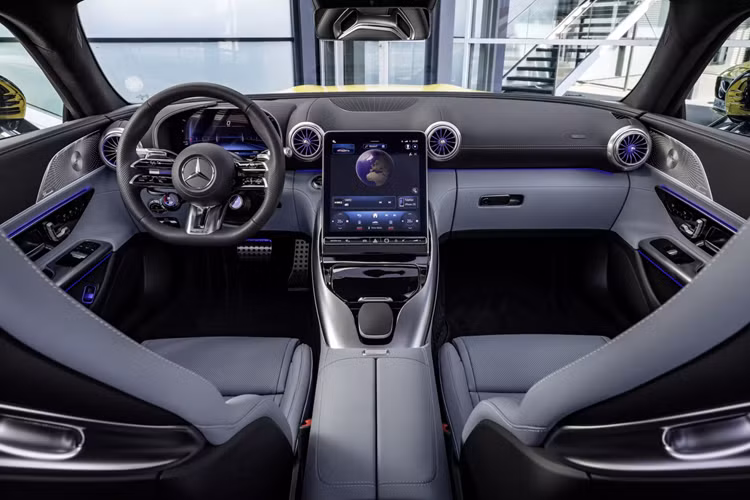 Phiên bản cơ sở AMG GT 43 được trang bị khá đầy đủ với bộ mâm xe 19 inch, nội thất bọc da nappa, hệ thống âm thanh vòm Burmester và một số tính năng công nghệ như camera quan sát xung quanh và Apple CarPlay không dây và Android Auto.
