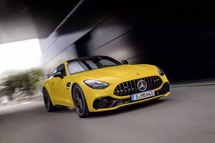 Khối động cơ tăng áp thẳng hàng 4 xi-lanh AMG 2.0L nhẹ tạo ra công suất 416 mã lực nhờ bộ tăng áp khí xả điện với công nghệ mượn từ Công thức 1. Với trang bị động cơ này, Mercedes-AMG GT 43 2025 mới tăng tốc từ 0 – 96 km/h chỉ mất 4,5 giây.