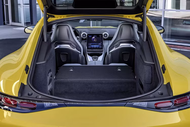 Phiên bản này có trang bị cả hệ thống treo AMG Sport, bộ cùm phanh AMG Silver, hệ thống xả hiệu suất AMG, đèn chiếu sáng Digital light, Nội thất bọc da Nappa, hàng ghế sau “+2” có tựa lưng gập.