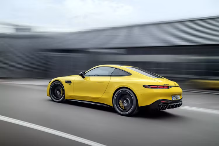 Mẫu xe thể thao Mercedes-AMG GT 43 2025 cũng được lắp đặt hệ thống màn hình hiển thị cho người lái 12,3 inch và Màn hình hiển thị đa phương tiện trung tâm 11,9 inch, hệ thống âm thanh vòm Burmester hay hỗ trợ quan sát điểm mù.