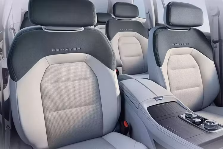 Do cản xe được thiết kế lại, chiều dài của chiếc SUV đã tăng thêm 15 mm, kéo dài tới 4.920 mm. Bên trong, Equator vẫn giữ nguyên buồng lái kỹ thuật số của phiên bản tiền nhiệm với màn hình kép 12,3 inch, kém ấn tượng hơn so với màn hình 27 inch có trong các sản phẩm của liên doanh Changan- Ford.