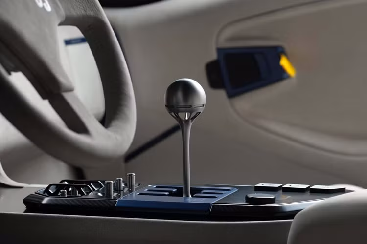 Có một số công tắc và nút bấm trên bảng điều khiển trung tâm, ngoài ra xe còn có trang bị số sàn, tuy nhiên không chuyển hộp số Lamborghini cũ. Hiện xe được trang bị một hộp số sàn sáu cấp được cập nhật với các tỷ số khác nhau truyền lực tới bánh sau.Về động cơ, xe được trang bị khối động cơ V-12 5,7 lít nâng cấp.