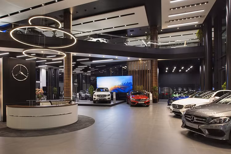 Hiện tại, kế hoạch mới của thương hiệu Đức là xe hybrid và xe điện sẽ chiếm một nửa số lượng giao hàng vào cuối thập kỷ này. Tuy nhiên, mục tiêu dài hạn là trung hòa lượng carbon vào năm 2040 vẫn không thay đổi.