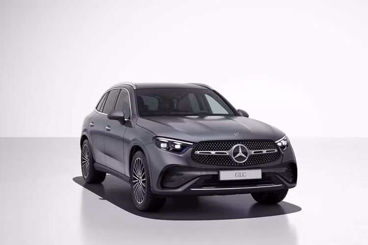 Theo đó, S-Class 2026 sẽ được trang bị một khối động cơ mới với hàng loạt công nghệ hiện đại đi kèm. Thời gian tới, hầu hết các mẫu xe mới của Mercedes-Benz sẽ được trang bị công nghệ hybrid nhằm đáp ứng các tiêu chuẩn khí thải Euro 7 và China 7 có hiệu lực từ năm 2027 – 2028.