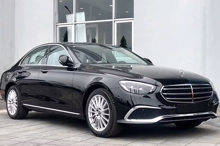 Có thời điểm, công ty thậm chí còn cho biết sẽ chuyển đổi hoàn toàn sang xe điện vào năm 2030 ở một số quốc gia “nơi điều kiện thị trường cho phép”. Sau khi nhận thấy nhu cầu về xe điện không được như kỳ vọng, Mercedes-Benz không còn cách nào khác là phải điều chỉnh lại mục tiêu của mình.