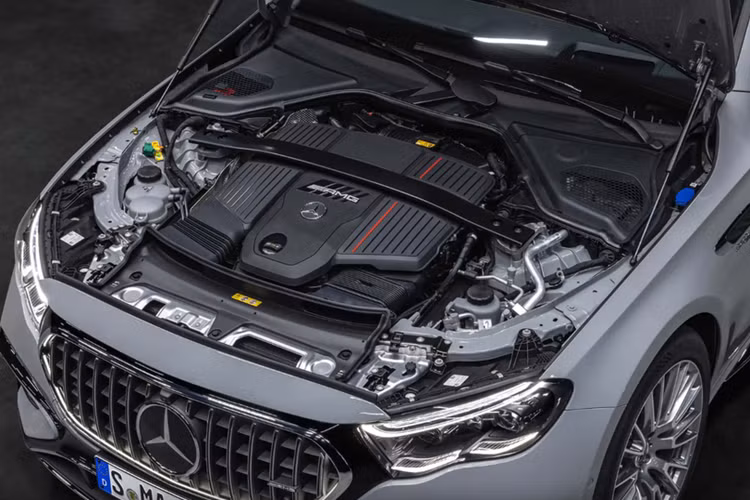 Trong buổi phỏng vấn mới đây với tờ Wirtschaftswoche, CEO Mercedes-Benz Ola Kallenius đã khẳng định động cơ đốt trong sẽ tiếp tục gắn bó với thương hiệu này trong một khoảng thời gian dài, ít nhất là cho tới năm 2030.