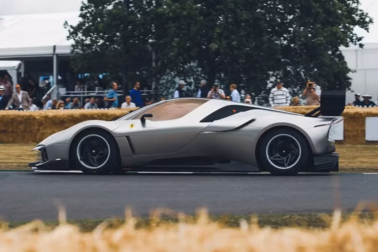 Lấy cảm hứng từ phong cách Cyberpunk, Ferrari KC23 đã được hãng xe đến từ Italy “lột xác” hoàn toàn với nhiều đường nét thiết kế hiện đại và giàu tính khí động học.