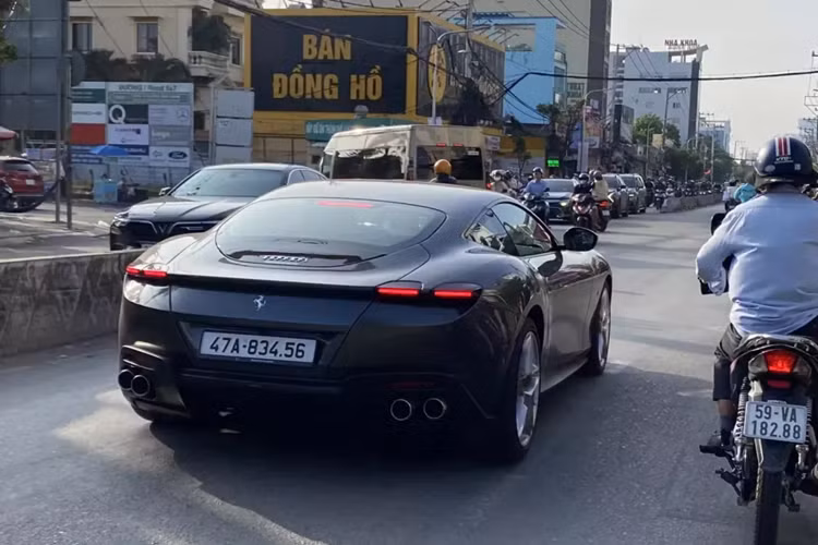Đây là 1 trong số rất ít các xe Ferrari Roma xuất hiện tại Việt Nam, lại còn được phân phối chính hãng với mức giá hơn 21 tỷ đồng. Đến nay, giới mê xe tại TP HCM, vừa mới bắt gặp chiếc siêu xe 4 chỗ ngồi Ferrari Roma của đại gia Đắk Lắk dạo phố tại đây.