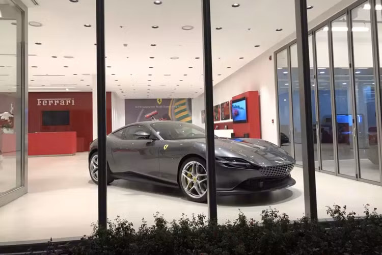 Chiếc siêu xe Ferrari Roma 4 chỗ này được doanh nhân Đắk Lắk mua chính hãng, và mới ra biển số vào tháng 11 vừa qua. Xe có màu sơn xám đẹp mắt. Chưa hết, biển số 47A-83456 cũng rất đẹp, có giá gần 200 triệu đồng.