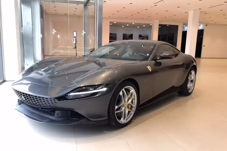 Những trang bị này cho phép chiếc siêu xe 4 chỗ ngồi Ferrari Roma dù có cân nặng gần 1,5 tấn vẫn có thể tăng tốc từ vị trí xuất phát lên 100 km/h chỉ trong thời gian 3,4 giây, thêm 5,9 giây để tăng tốc lên 200 km/h, trước khi đạt tốc độ tối đa hơn 320 km/h.