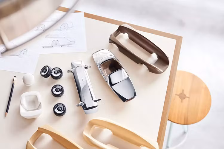 Được thiết kế để chủ sở hữu tự lắp ráp, dự án nghệ thuật và thủ công cao cấp này có thân bằng gỗ sồi nguyên khối cũng như bằng nhôm đánh bóng. Chúng được gắn bằng nam châm và được nối với nhau bằng khung nhôm cũng như bốn bánh xe có nắp trung tâm tự cân bằng.