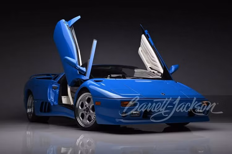 Được biết, ông Trump tậu Lamborghini Diablo đặc biệt này nhờ vào mối quan hệ với hãng siêu xe Ý. Hãng siêu xe Italia thậm chí còn đưa thêm cho ông Trump một số chiếc Diablo khác nữa để phục vụ mục đích quảng bá sản phẩm.