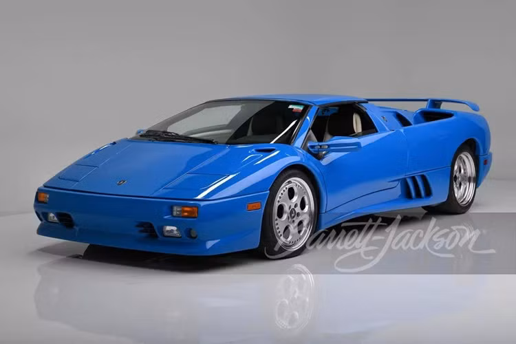 Trong sự kiện đấu giá sẽ được Barrett-Jackson tổ chức tại Scottsdale, Arizona trong thời gian sắp tới, sẽ xuất hiện một chiếc xe vô cùng đặc biệt. Đó là mẫu Lamborghini Diablo VT Roadster đời 1997 với màu sơn xanh Blu Le Mans rất đẹp mắt, từng thuộc quyền sở hữu của cựu Tổng thống Mỹ Donald Trump.