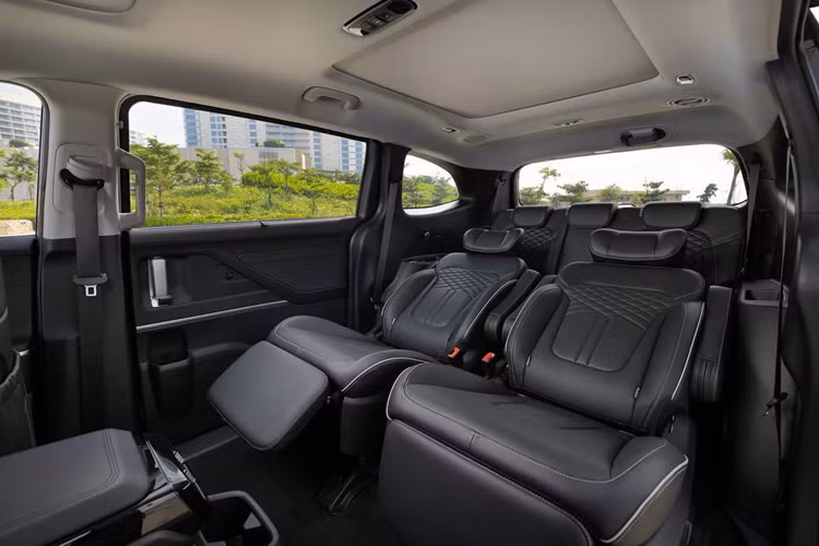 Mẫu MPV Hàn Quốc này còn sở hữu hàng loạt trang bị hiện đại khác như: vô lăng tích hợp phím chức năng/lẫy chuyển số thể thao, bảng đồng hồ kỹ thuật số, màn hình cảm ứng trung tâm 10,4 inch, hệ thống dẫn đường phát triển dành riêng cho Việt Nam, hệ thống âm thanh 6 loa, điều hòa tự động…