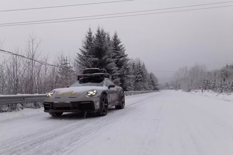 Tuy nhiên, sau đó, chiếc Porsche 911 GT của đại gia phố núi này đã được sang tay sau khi chiếc 911 Sport Classic về đến Việt Nam. Ngoài chiếc 911 Sport Classic của “đại gia phố núi”, hành trình này còn có sự xuất hiện của siêu xe giới hạn Porsche 911 Dakar. Chiếc xe này thuộc sở hữu của một đại gia quê Hải Phòng.