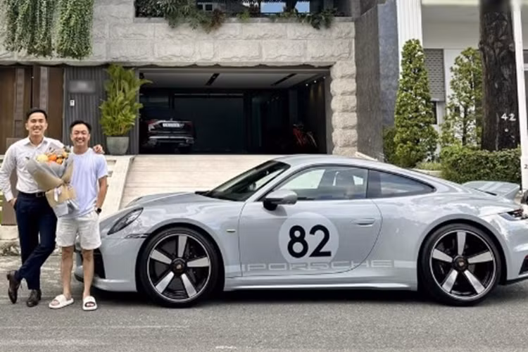 Siêu xe Porsche 911 Sport Classic và Porsche Cayenne là hai mẫu xe được doanh nhân Cường Đô La lựa chọn cho hành trình dài sắp tới. Porsche 911 Sport Classic là siêu phẩm giới hạn, khi trên thế giới chỉ có 1.250 chiếc được sản xuất. Vị “đại gia phố núi” đã đặt hàng chiếc Porsche này vào tháng 7/2022.
