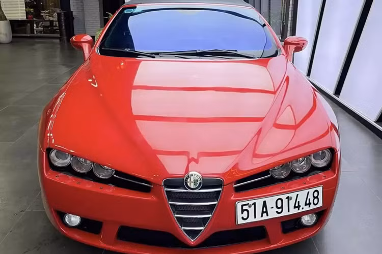  Alfa Romeo Spider của Qua Vũ là phiên bản mui trần của chiếc Brera cũng đã từng bán ra tại Việt Nam. Cả hai mẫu xe này đều được nhập khẩu chính hãng trong giai đoạn 2009 - 2010, nếu Brera có vài chiếc lăn bánh thì mẫu Spider này lại chỉ có đúng một chiếc xuất hiện ở nước ta.