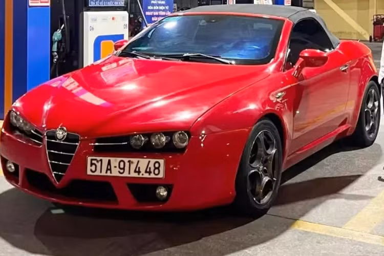 Nằm dưới nắp capo của Alfa Romeo Spider là động cơ 4 xy lanh, dung tích 2.2L sản sinh công suất tối đa 185 mã lực tại 6.500 vòng/phút và mô men xoắn cực đại 230 Nm tại tua máy 4.500 vòng/phút. Động cơ kết hợp với hộp số sàn 6 cấp, giúp xe tăng tốc từ 0-100 km/h trong 8,8 giây trước khi đạt tới vận tốc tối đa 217 km/h.