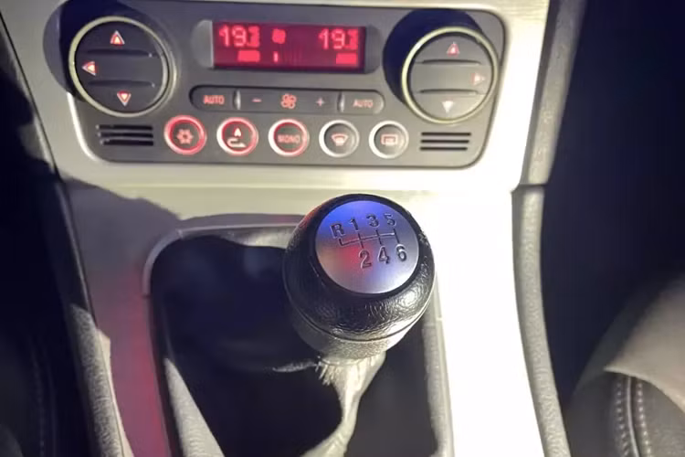 Xe không có các trang bị hiện đại ngày nay như kết nối Bluetooh hay tích hợp Apple Car Play, thậm chí không có đầu đọc USB. Tuy vậy lại có nút bấm khởi động start/ stop.