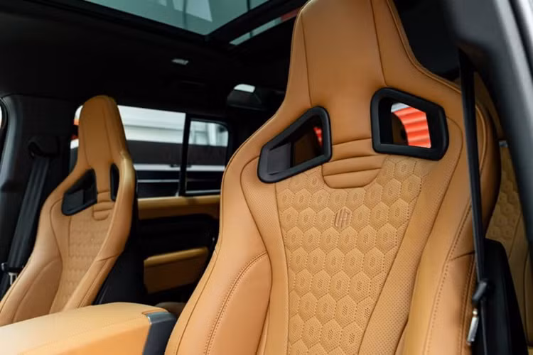 Gói nâng cấp Range Rover Sport từ Urban Automotive gồm 2 tùy chọn kiểu dáng là “Widetrack” và “Narrowbody”. Chiếc xe trong bài được trang bị gói độ Widetrack, được phân biệt với gói Narrowbody nhờ phần ốp mở rộng vòm bánh xe.