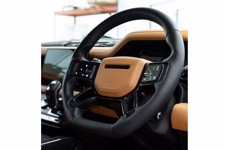 Không chỉ vậy, hãng độ Anh Quốc còn trang bị cho chiếc SUV nắp capo nhô cao kết hợp với khe hút gió ở hai bên, cánh lướt gió và bốn ống xả thể thao. Mâm xe dạng đa chấu, kích thước 24 inch đến từ thương hiệu Vossen.