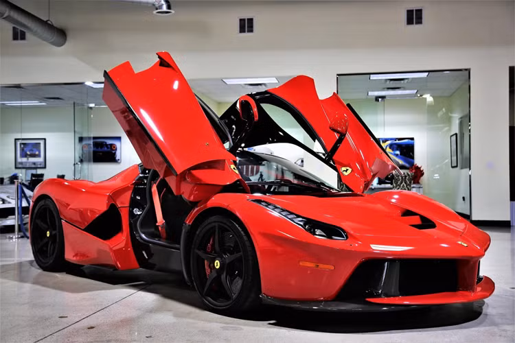 Nếu đây là một chiếc xe Ferrari LaFerrari "xịn", nhiều người sẽ rất tiếc nuối, vì với độ nổi tiếng của siêu ngựa này, nó xứng đáng được cưng chiều trong 1 showroom mua bán siêu xe hay garage xe của triệu phú nào đó.