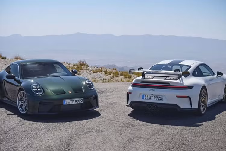 Mặc dù Porsche 911 phiên bản mới được trang bị cả hệ truyền động hybrid, tuy nhiên, Porsche vẫn trang bị cho 911 GT3 một khối động cơ đốt trong thuần túy. Đây là một quyết định khá bất ngờ của thương hiệu Đức, nhất là khi các tiêu chuẩn về khí thải hiện nay ngày càng nghiêm ngặt.