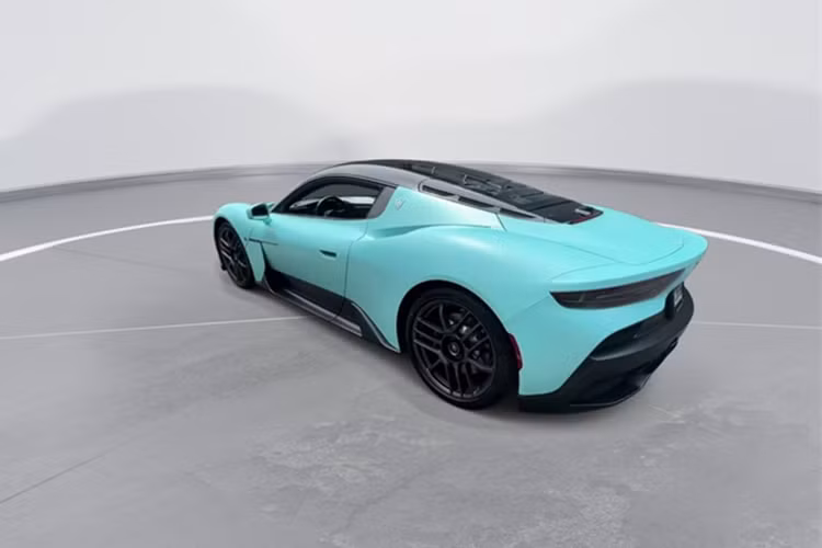 Về hệ truyền động, MC20 Cielo được trang bị động cơ giống bản coupe, cỗ máy của xe vẫn khối động cơ xăng V6, tăng áp kép, dung tích 3.0 lít, sẽ giúp bơm ra công suất tối đa 621 mã lực tại tua máy 7.500 vòng/phút và mô-men xoắn cực đại 730 Nm tại tua máy 3.000 vòng/phút.