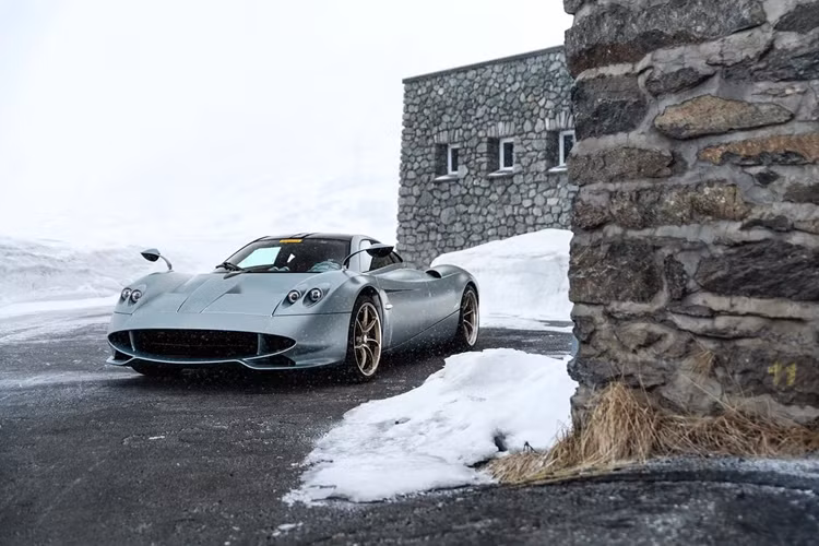 Ngoài chiếc xe thuộc sở hữu của ông Horacio Pagani, 4 chiếc Huayra Codalunga khác đã được bàn giao cho các chủ nhân tại Mỹ, Tây Ban Nha, Anh và Hong Kong. Chiếc cuối cùng mang màu sơn đặc biệt đang được thử nghiệm tại nhà máy của Pagani ở San Cesario sul Panaro (Italy).