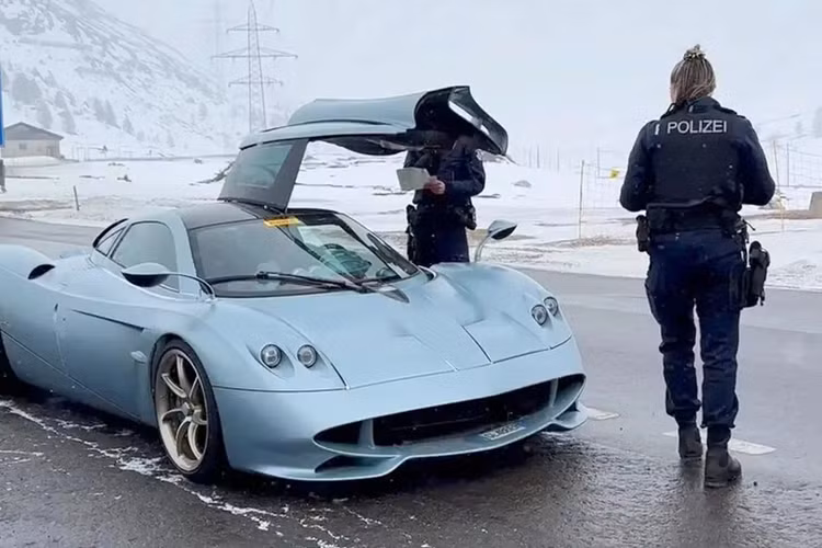 Mới đây, chiếc siêu xe Pagani Huayra Codalunga trị giá hơn 7,4 triệu USD này vừa bị cảnh sát Thụy Sĩ tạm dừng khi lưu thông tại thị trấn du lịch nghỉ dưỡng St. Moritz nổi tiếng ở Thụy Sĩ.