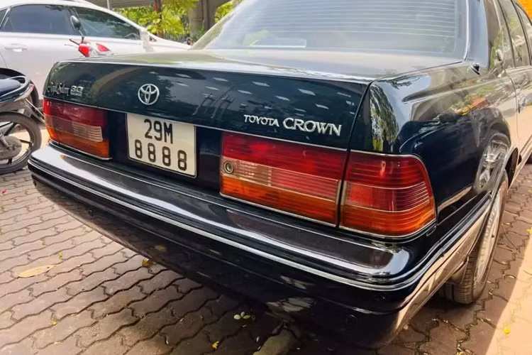 Cũng như các thế hệ trước, tất cả các xe trang bị động cơ 2.0 L đều được cung cấp dưới dạng xe ngắn hơn và hẹp hơn một chút để tuân thủ các quy định về kích thước của chính phủ Nhật Bản.