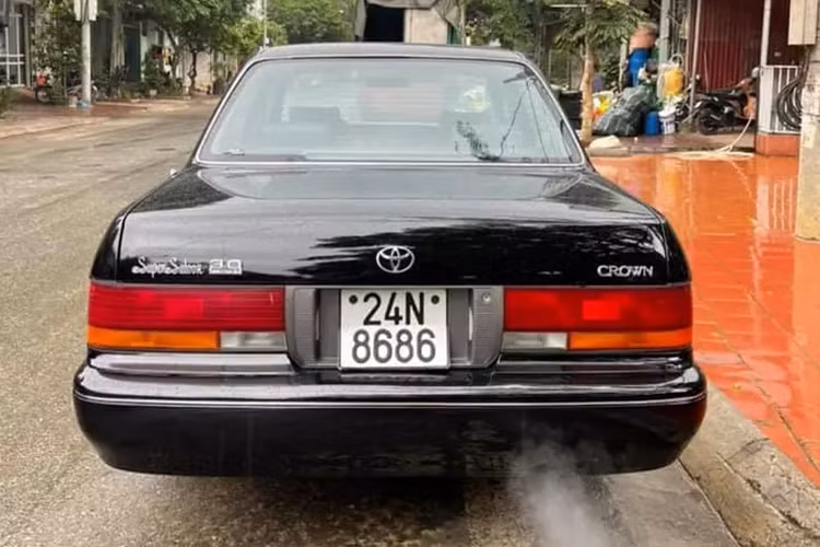 Ngoài ra, còn có nhiều chiếc xe Toyota Crown mang biển cặp, biển tam hoa khác cũng rất đẹp mắt. Toyota Crown S150 vớ động cơ xăng chỉ được cung cấp dưới dạng 6 xi-lanh thẳng hàng với dung tích 2.0, 2.5 hoặc 3.0 lít.