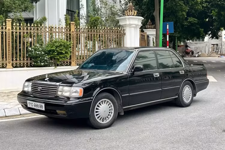 Bên cạnh đó, rất nhiều đại gia Việt mê dòng xe Toyota Crown bộ trưởng này, có thể kể đến như ông Đặng Lê Nguyên Vũ, cùng các tay chơi xe biển đẹp. Nổi tiếng nhất trong các xe Toyota Crown biển đẹp là xe được đăng ký biển 51K-888.88 trúng đấu giá lên đến 15 tỷ đồng, ngoài ra còn có xe mang biển lục quý 4 hay tứ quý 8.