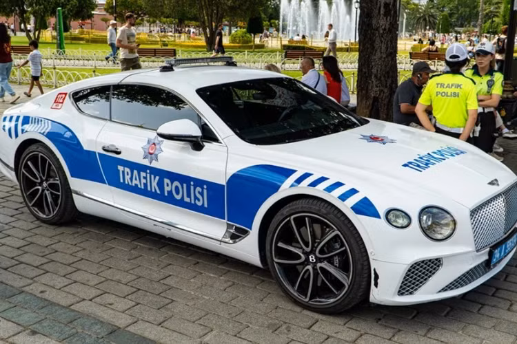 Đầu xe Bentley Continental GT V8 thu hút người nhìn với lưới tản nhiệt mở rộng, rãnh lưới đan chéo hình vảy rồng.