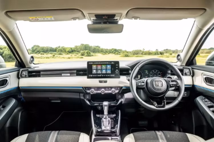 Về nội thất, bên trong khoang cabin của Honda HR-V mới được trang bị hàng loạt tiện ích hiện đại như: cụm đồng hồ 7 inch, màn hình giải trí 9 inch, sạc không dây cùng nhiều vật liệu cách âm và kính riêng tư tiêu chuẩn. 