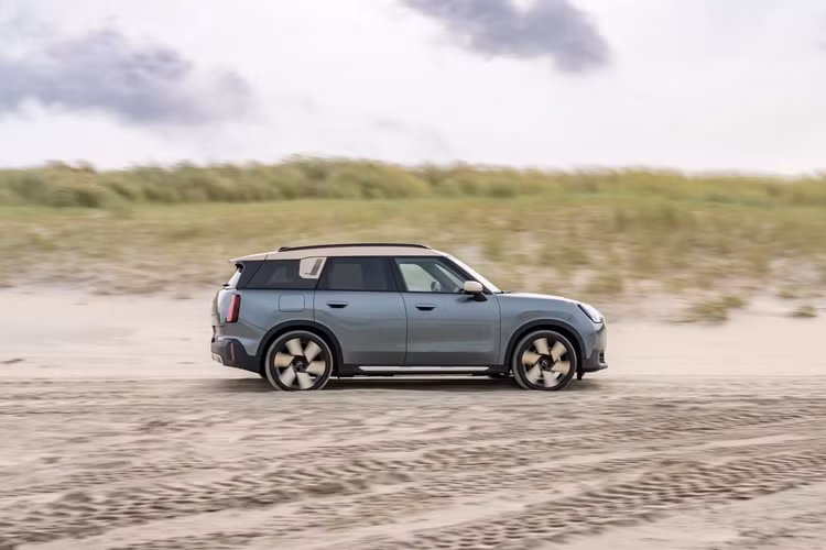 Mẫu xe điện MINI Countryman SE ALL4 2024 có thể sạc từ 10-80% trong vòng chưa đầy 30 phút với bộ sạc nhanh DC 130 kW. Với bộ sạc Cấp 2 9,6 kW, pin có thể được sạc đầy lại sau hơn 8 giờ.
