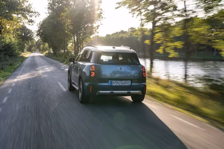 Countryman EV 2024 sẽ có mặt tại các đại lý ở Mỹ vào tháng 9 tới đây và thương hiệu hiện đang chấp nhận đặt cọc với khoản tiền đặt cọc có thể hoàn lại là 250 USD.