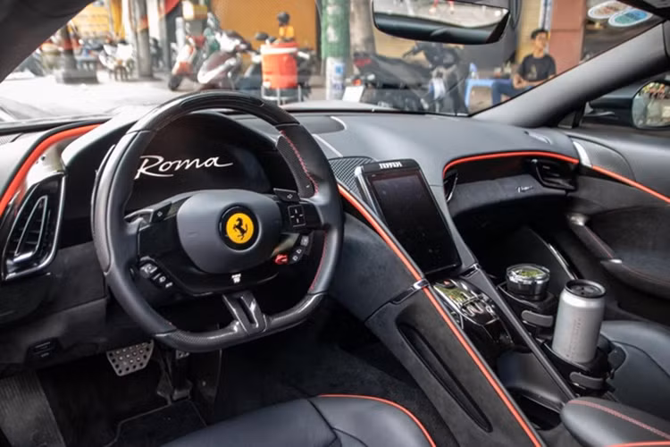 Ferrari Roma đã được giới thiệu vào cuối tháng 11 năm 2019, đây là chiếc Coupe 2+2 hoàn toàn mới được ra mắt trong một sự kiện diễn ra ở Roma, Ý với mang thiết kế cổ điển của những năm 1950 và 1960 được hãng siêu xe Ý gọi là “La Dolce Vita”.