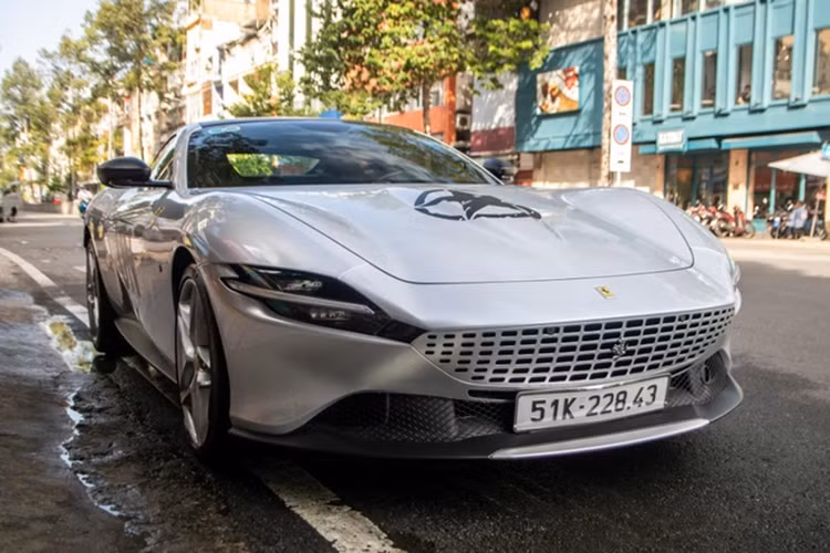 Chiếc Coupe 2+2 mới nhất của hãng siêu xe Ferrari được kết nối với hộp số ly hợp kép 8 cấp và chìa khóa vuông vức tương tự như Ferrari SF90 Stradale.