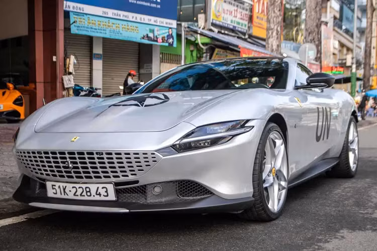 Chiếc Ferrari Roma của Qua Vũ do 1 công ty nhập khẩu tư nhân ở Hà Nội chủ động mang về Việt Nam để tìm khách, nhưng mãi không ai mua, và đến 1 ngày, khi đam mê mua sắm siêu xe của ông Vũ nổi dậy, chiếc siêu xe 4 chỗ ngồi Ferrari Roma đã được mang về garage, ngoại thất màu đỏ của xe chỉ được nhìn thấy 2 lần trên đường, trước khi chủ nhân cho dán màu bạc.